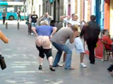 Turista inglese ubriaca balla nuda per strada